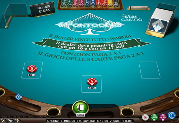 Un tavolo del Blackjack Pontoon durante una mano di gioco.