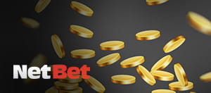 Una cascata di gettoni d’oro e il logo del casinò NetBet.