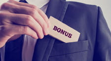 Un uomo inserisce sul taschino della giacca una carta da visita con la scritta bonus.