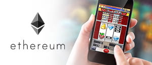 Un iPhone della Apple con l’homepage di un casinò online e il logo della criptomoneta Ethereum.