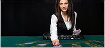 La croupier di un tavolo live blackjack