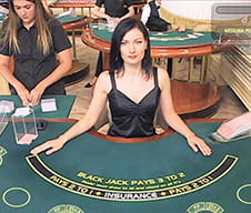 La croupier di un tavolo blackjack del casinò live Betfair
