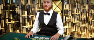 Un croupier del Poker Tre Carte dal vivo