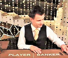 Il croupier di un tavolo Baccarat del casinò live Sisal