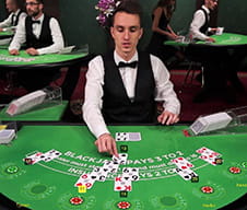 La croupier di un tavolo blackjack del casinò live Eurobet