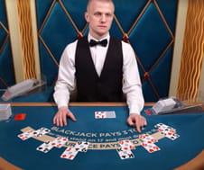 Il croupier di un tavolo blackjack in tempo reale del casinò Lottomatica.