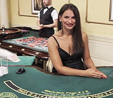 La croupier di un tavolo blackjack del casinò live Titanbet