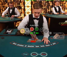 Il croupier di un tavolo Hold'em del casinò bwin.