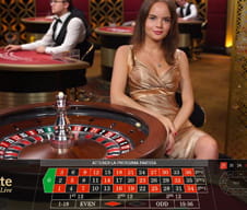 Una croupier di un tavolo roulette del casinò live Gioco Digitale.