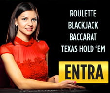 Il croupier di un tavolo baccarat del casinò live GoldBet.