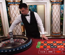 Un croupier di un tavolo roulette in tempo reale di casinò AdmiralYES.