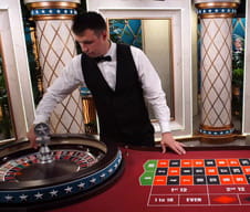 Un croupier di un tavolo roulette in tempo reale di casinò CasinòYES .