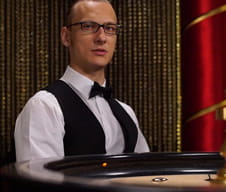 Un croupier di un tavolo roulette in tempo reale del casinò Merkur Win.