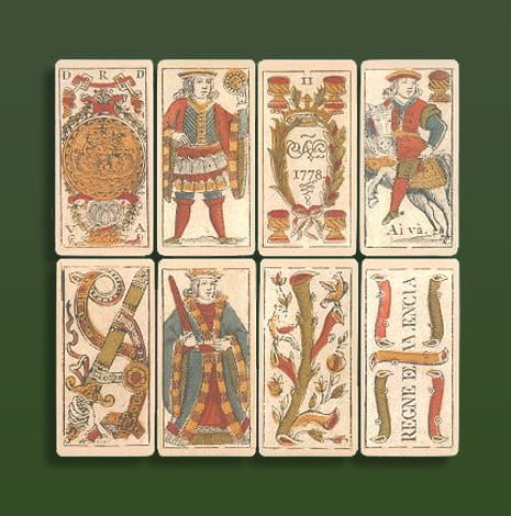Alcune carte allineate dell'antico gioco spagnolo Trentuno.
