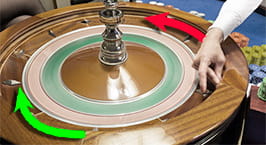 Rappresentazione visiva della diversa velocità della pallina quando viene lanciata dal croupier all'interno della ruota della roulette in senso orario e antiorario.