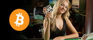 Una croupier di un tavolo live Evolution Gaming e il logo di Bitcoin.