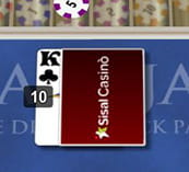 Le carte del banco disposte su un tavolo blackjack mostrano un asso scoperto. In questo caso il regolamento consente al giocatore di scommettere usando l'assicurazione.