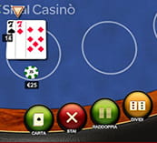 Un dettaglio ravvicinato di un tavolo blackjack su una mano di gioco in cui il player ha due carte dello stesso valore e può dunque utilizzare l'opzione split. In basso a destra il pulsante dividi che conseente questa operazione.