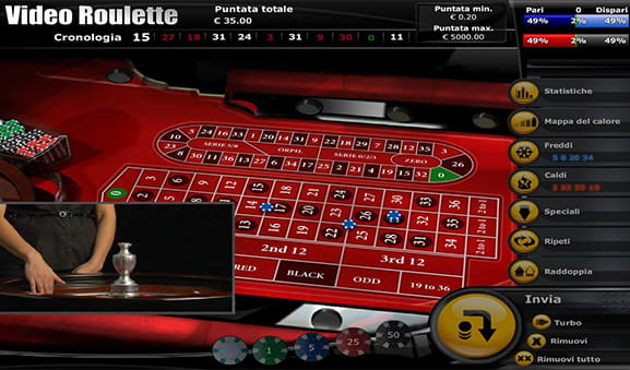 Gameplay della Video Roulette di Playtech, con particolare del lancio della pallina da parte della croupier.