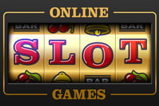 Dei rulli di una slot machine su cui compare la scritta Slot.