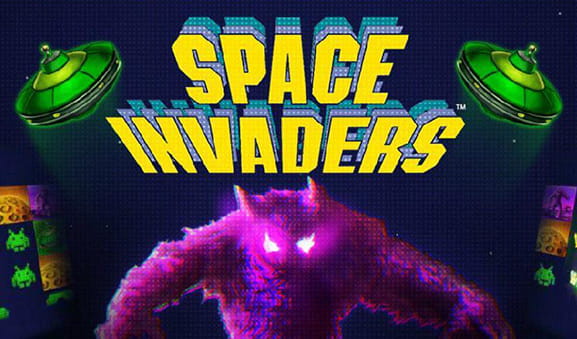 Il logo della slot Space Invaders targato Playtech con un personaggio della saga in primo piano e dei dischi volanti sullo sfondo.