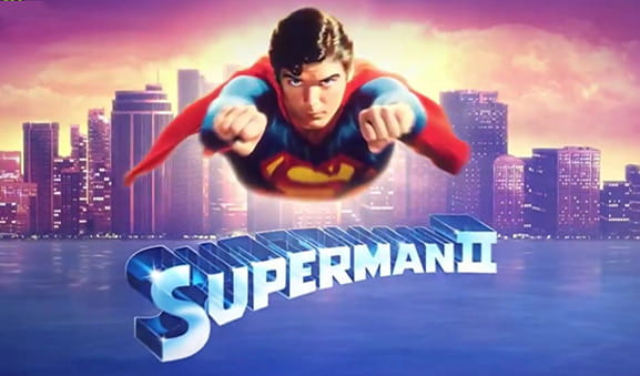 Superman che vola sopra Metropolis ed il logo della slot Playtech ispirata al celebre personaggio dei fumetti.