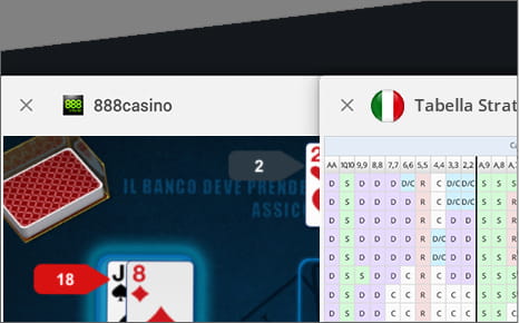 L'interfaccia grafica di un tavolo blackjack visualizzato da un dispositivo portatile. In primo piano sulla destra una tabella di strategie aperta in una finestra separata del browser consente la consultazione della stessa.