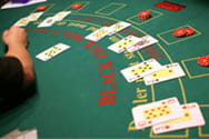 Una mano di gioco di blackjack con un dettaglio del mazziere.