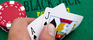 Un tavolo da blackjack con delle carte e fiches