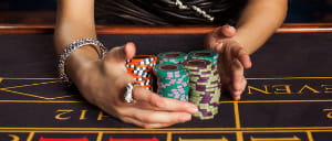 Una croupier brandisce delle fiche da gioco per la roulette.